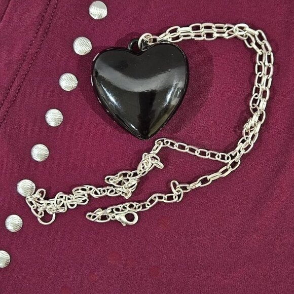 BLACK FAUX ONYX HEART SILVER CHAIN PENDANT NECKLACE GOTH GRUNGE - Picture 4 of 4